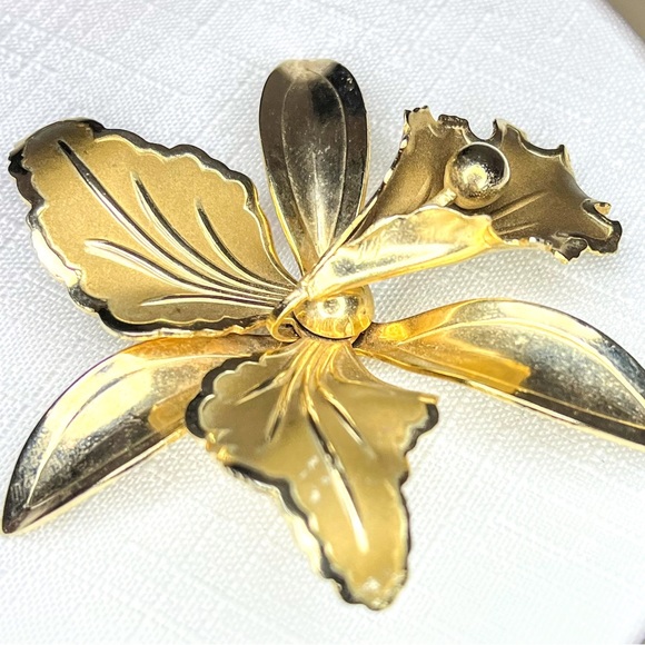 Unsigned Brooch Two Toned Gold Colored Large Iris Brooch - Picture 4 of 14